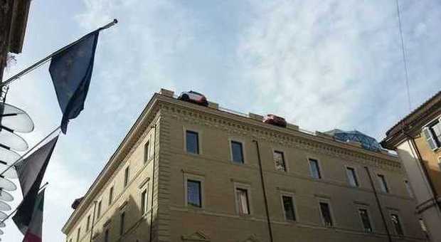 Le Smart parcheggiate sul tetto in via del Corso a Roma