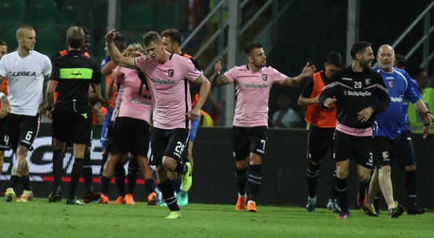 Palermo, rimonta con merito: 2-1 al Frosinone nella finale di andata