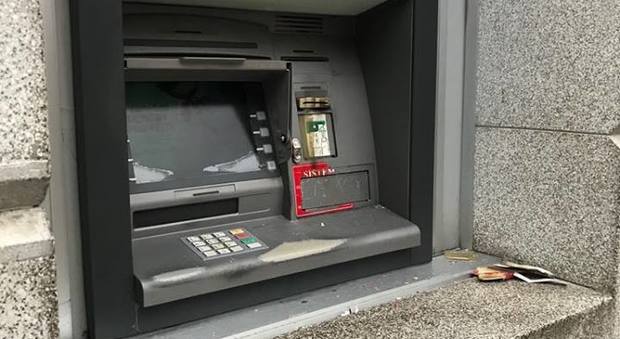 Lo sportello del bancomat preso di mira