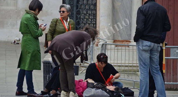Donna travolta in piazza San Marco da un venditore abusivo in fuga
