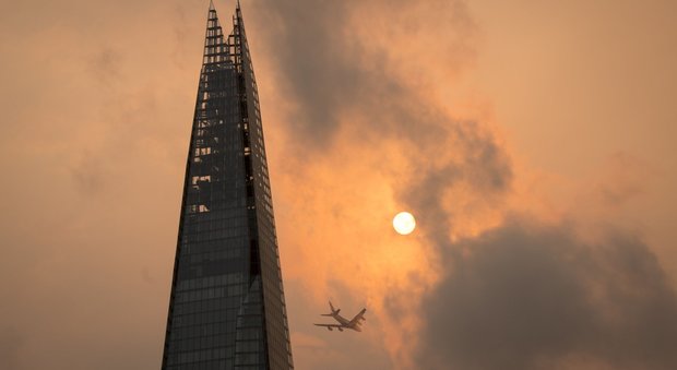 Ophelia colora di rosso il cielo di Londra: aerei a terra per sicurezza