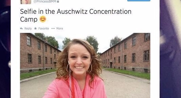 Auschwitz, turisti si fanno selfie ridendo nel campo di concentramento