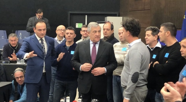 Il presidente Tajani assieme ai dipendenti della Hag