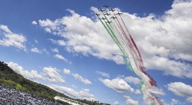 Internazionali, le Frecce Tricolori sfrecciano sopra al Foro Italico: ecco il tricolore più lungo del mondo