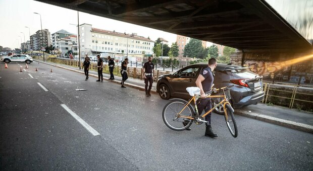 Ciclista investita da un'auto a Milano, è gravissima: la 55enne trasportata in codice rosso all'ospedale