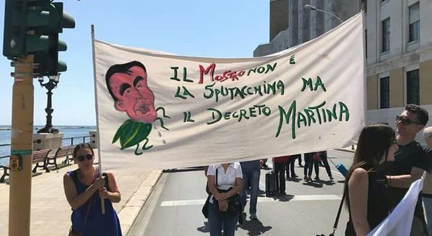 In piazza contro il decreto Martina. Emiliano: «Iniziativa che si commenta da sé». Amati e Pentassuglia: «Slogan folli, la Puglia è altro»