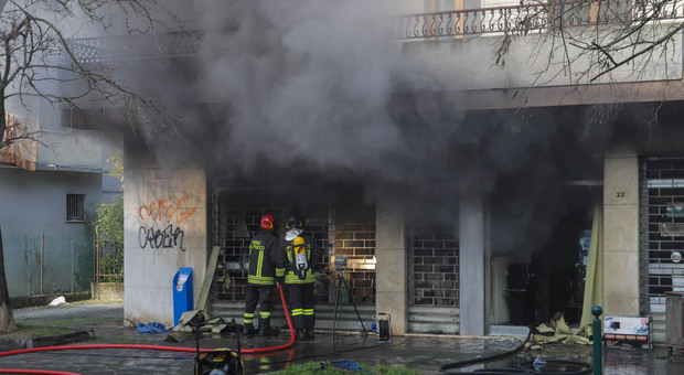 Violento incendio, distrutto negozio di computer a Carpenedo
