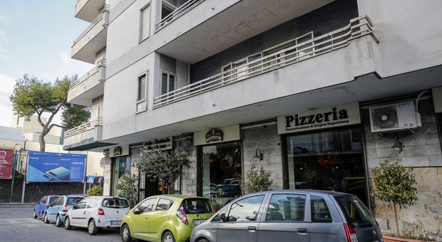 Rapina con sparatoria in un ristorante a Napoli. Il bottino: 40mila euro tra Rolex e gioielli