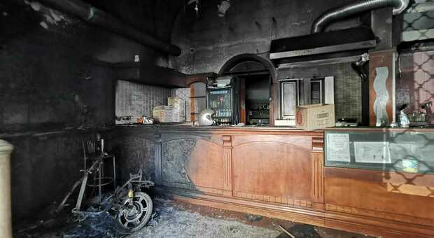 Lecce, caffetteria distrutta da un incendio: si indaga sulle cause del rogo