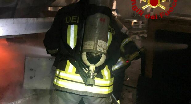 Fiamme dall'aspiratore di fumo: scoppia l'incendio in un'azienda della zona industriale