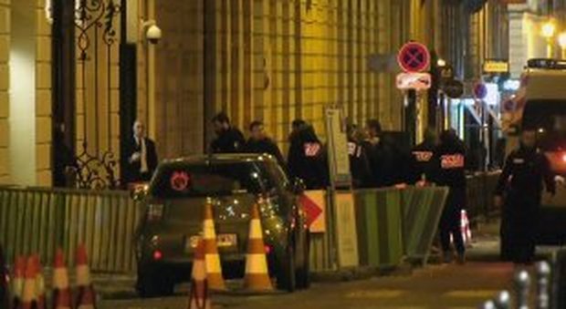 Rapina da film al Ritz di Parigi: rubati gioielli per 3,5 milioni, banditi in fuga Video