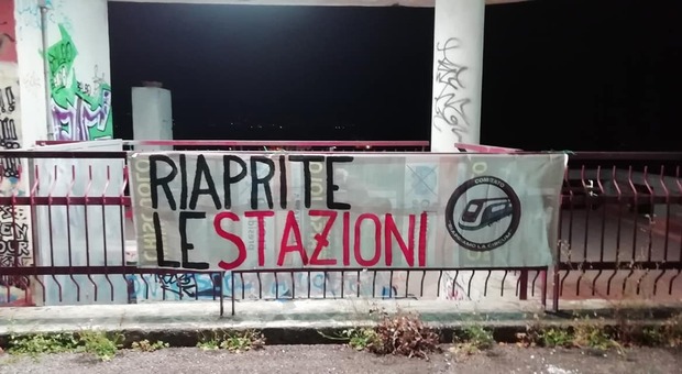 Napoli, Circum: striscioni di protesta contro i treni troppo pieni