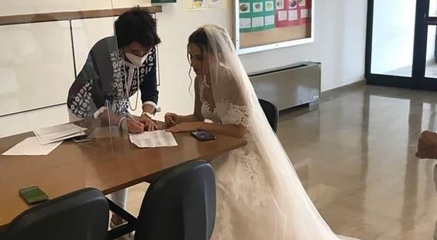 Firma la supplenza in abito da nozze, la vera storia dietro l'immagine della prof: «Sono stata costretta»