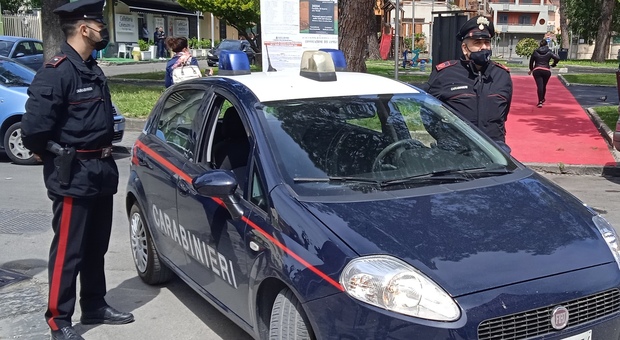 Napoli, appicca un incendio e minaccia gli agenti: 56enne di Monte Di Procida arrestato