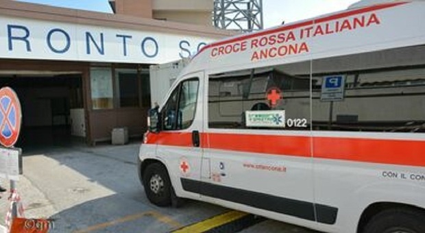 Ancona, carambola davanti a una pizzeria: tre auto coinvolte nel tamponamento. Feriti un uomo e una donna