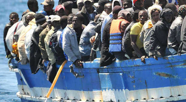 Migranti, tremila in salvo, erano su 18 barconi alla deriva nel Canale di Sicilia:
