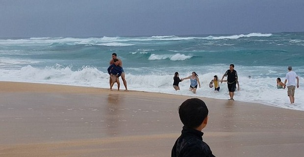 Hawaii, bimbo risucchiato in mare dalle onde: la scena del salvataggio è al cardiopalma