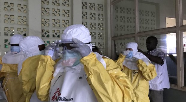 Ebola, famiglie rapiscono tre malati per portarli in chiesa a forza: due sono morti