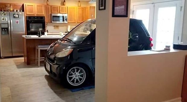 Parcheggia l'auto in cucina per paura dell'uragano Dorian