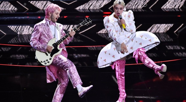 Sanremo 2022, la Rappresentante di Lista effetto sugar candy: l'abito rosa shocking del Festival