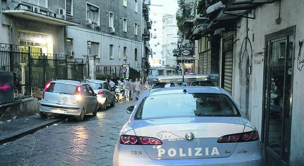 Polizia davanti all'ospedale Vecchio Pellegrini di Napoli