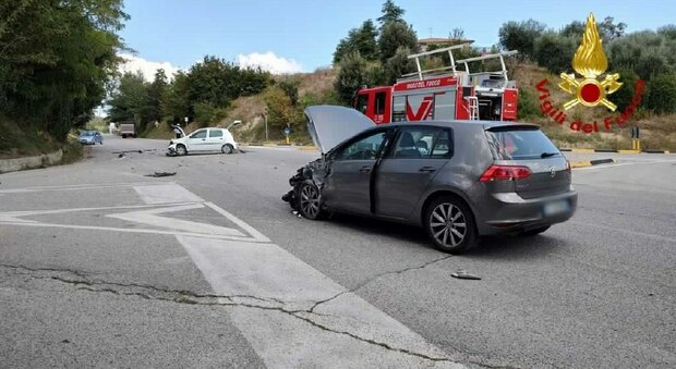 Incidente a Piane di Montegiorgio, schianto all'incrocio tra due auto e un autocarro