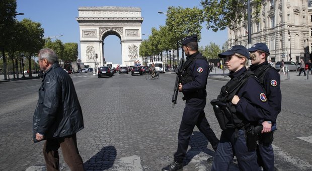 Parigi, la paura scatena Le Pen. Il flop degli 007: «Il killer fu fermato e liberato a febbraio»