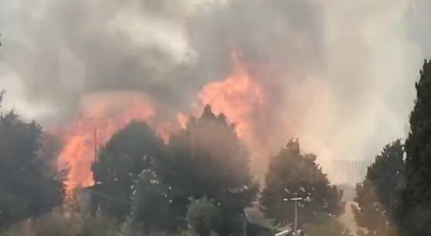 Roma, grande incendio sulla Tiburtina: fiamme e paura. Evacuate oltre 700 persone