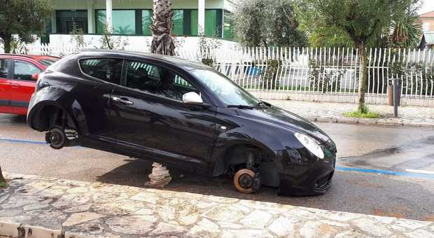 San Benedetto, trova l'auto in bilico sulle pietre sul lungomare: i ladri hanno rubato gli pneumatici