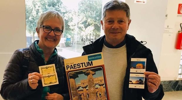 Gli ex sposini a Paestum 45 anni dopo con i biglietti e la guida conservati dal 1975