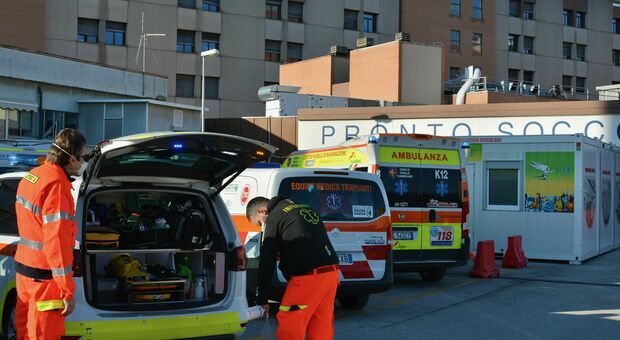 Altre 12 vittime del virus in provincia: l'ospedale di Torrette al contrattacco, più posti-Covid e vaccini