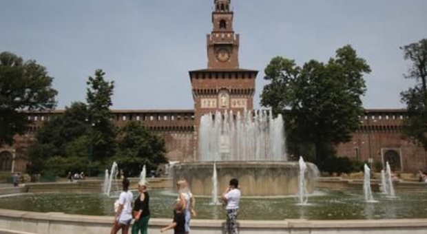 Siccità a Milano, Sala: «Fontane chiuse, uso dell'acqua al minimo, negozi e uffici a 26 gradi»