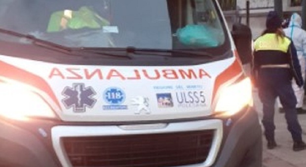 Adria. Ambulanza fa retromarcia e investe una donna, aveva appena soccorso una persona svenuta