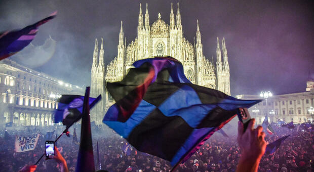 Festa in Piazza Duomo a Milano per la vittoria dell'Inter del 22 aprile