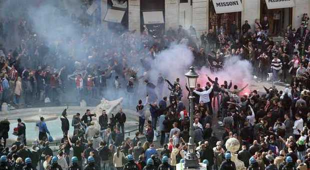 Hooligan olandesi assaltano piazza di Spagna: scontri con la polizia