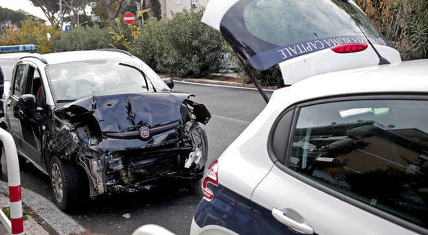 Roma, schianto sulla Laurentina, si scontra contro un'auto e tenta la fuga: due feriti