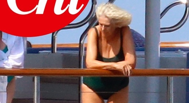 Camilla vacanze da single, fuga sullo yatch in Sardegna senza Carlo