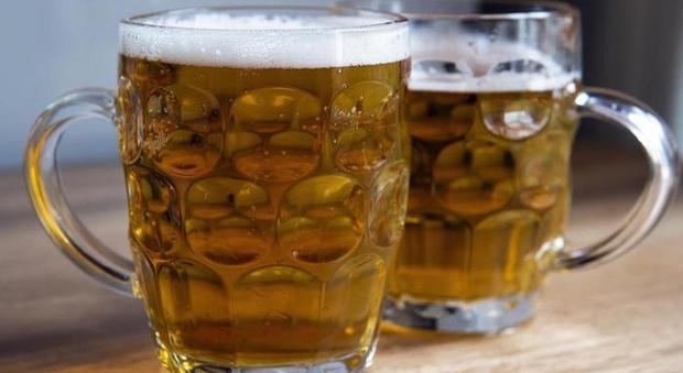 Birra contaminata con una sostanza velenosa, 4 morti e 18 persone gravemente intossicate: «Non la consumate»