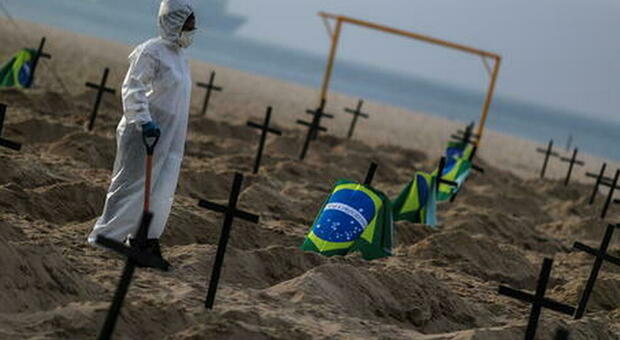 Covid, nuovo record di morti in Brasile: 2.340 in un giorno, oltre 74mila i contagi