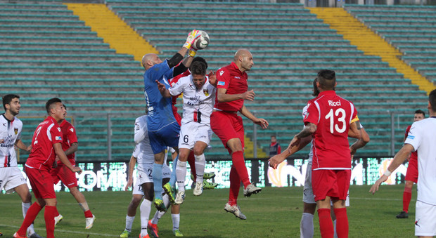Una mischia in area durante Ancona-Gubbio finita 2-0 per gli umbri