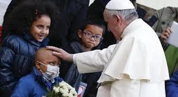 Roma, Papa Francesco fa una visita a sorpresa al centro per bambini tetraplegici