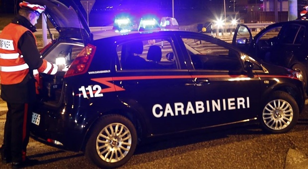 Senza patente, mette 50 euro in mano al carabiniere: arrestato sul posto