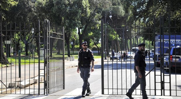 Roma, droga tra i cespugli del parco a Colle Oppio: arrestati cinque pusher