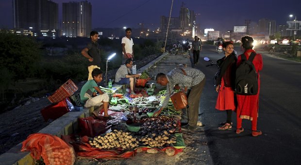 Un venditore ambulante di cipolle a New Delhi