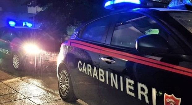 Pesaro, senza patente scappa dai carabinieri e si schianta contro un palo: tripla denuncia
