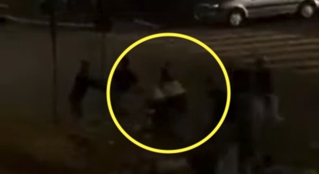 Aggressione choc a Roma, due 19enni pestati da dieci persone: «Il video su YouTube, nessuno ha chiamato la polizia»