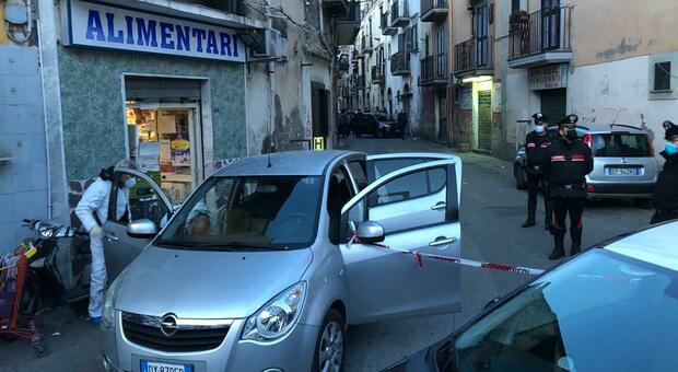 Napoli, donna ferita a colpi di pistola in una sparatoria in strada: «Ero col mio fidanzato, è stata una stesa»
