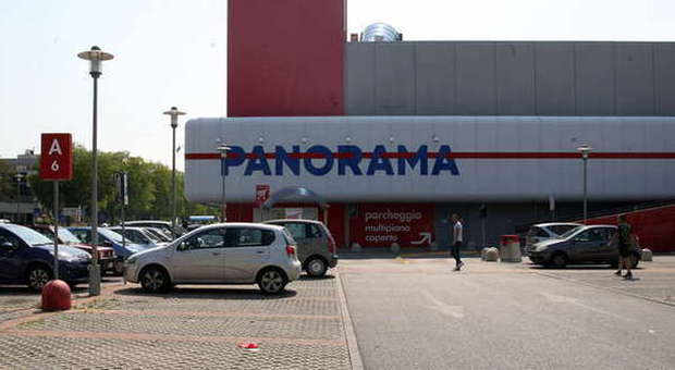 Il parcheggio sopraelevato del Panorama scelto dai due fidanzati
