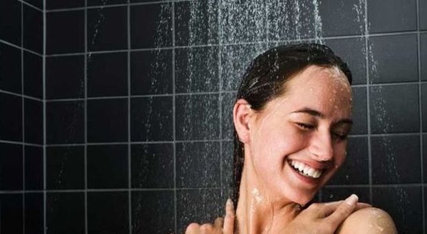Fai la doccia una volta al giorno? Rischi di ammalarti: ecco ogni quanto basta lavarsi