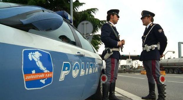 Tragedia sventata sulla Napoli-Canosa: autista di Tir completamente ubriaco va a zig zag, bloccato